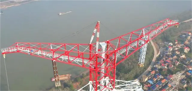 Transformacija per Jangdzę: Wuhan-Nanchang aukštos įtampos elektros linija kyla į naujas aukštumas