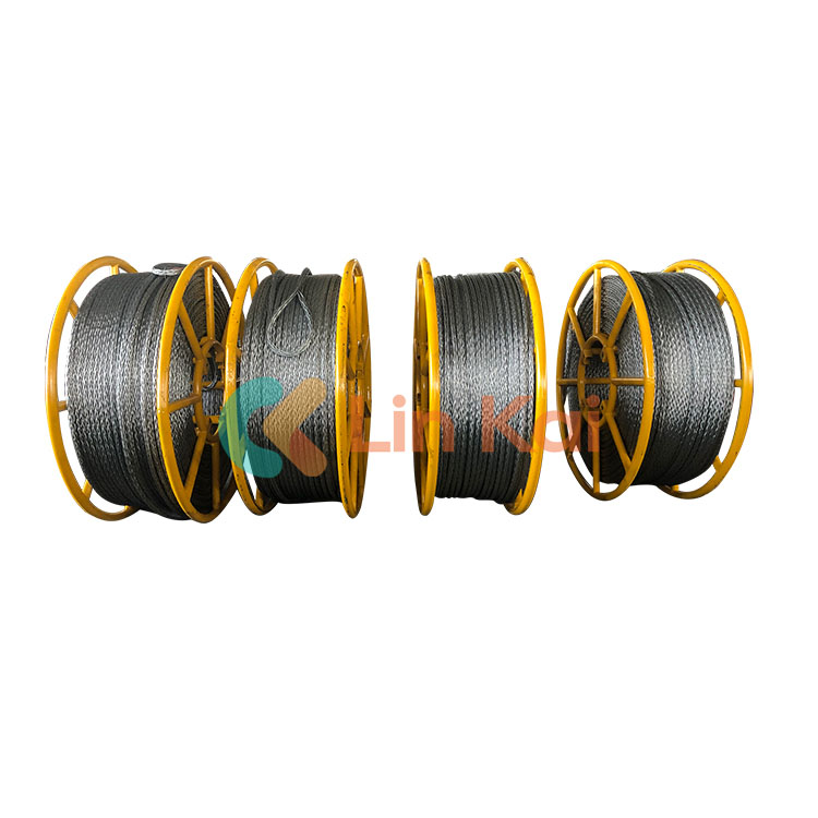 22 mm anti-sukantis bandomasis lynas, skirtas keturiems laidininkams surišti perdavimo linijoje